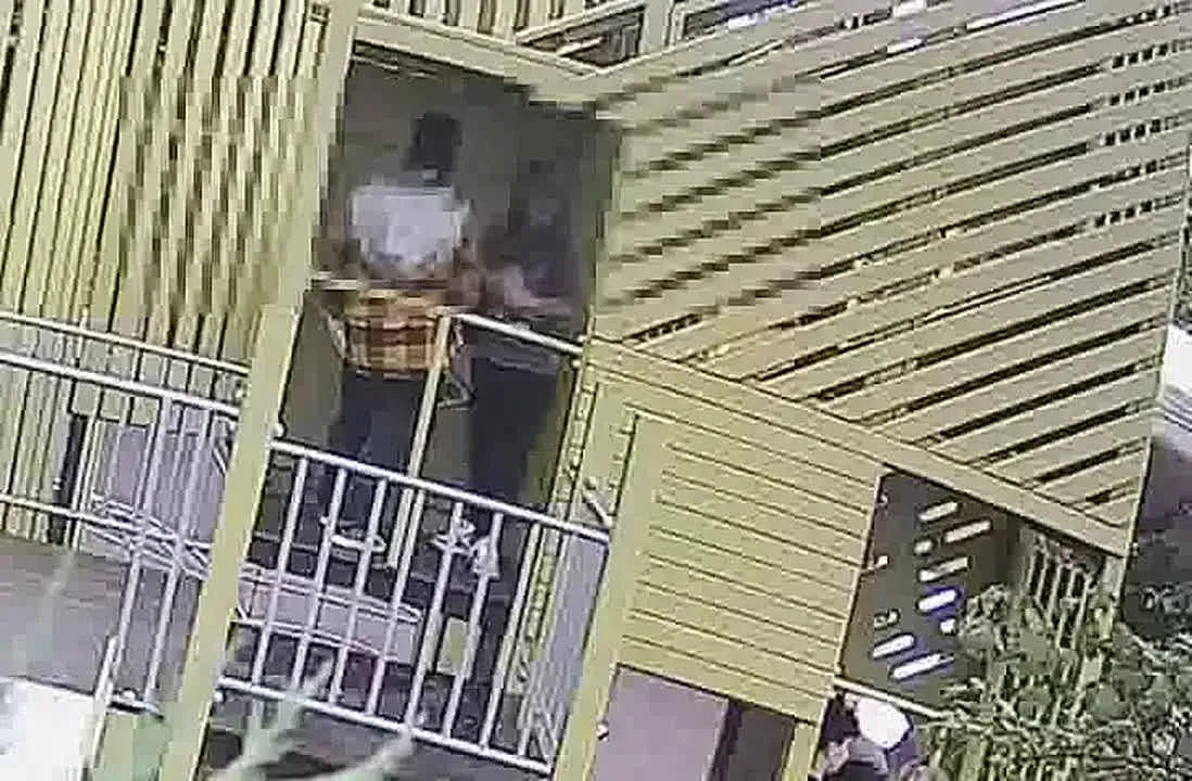В Минеральных Водах в городском парке разгромили детскую площадку и фонарь