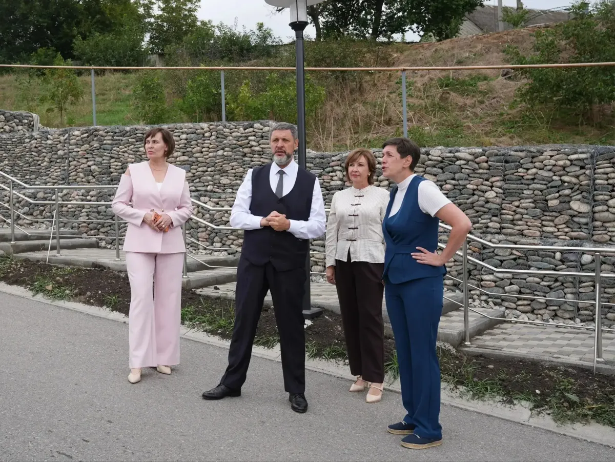 В Новопавловске благоустроили спуск в парк «Кура» для маломобильных граждан