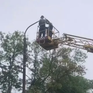 В Новопавловске меняют перегоревшие лампы уличного освещения