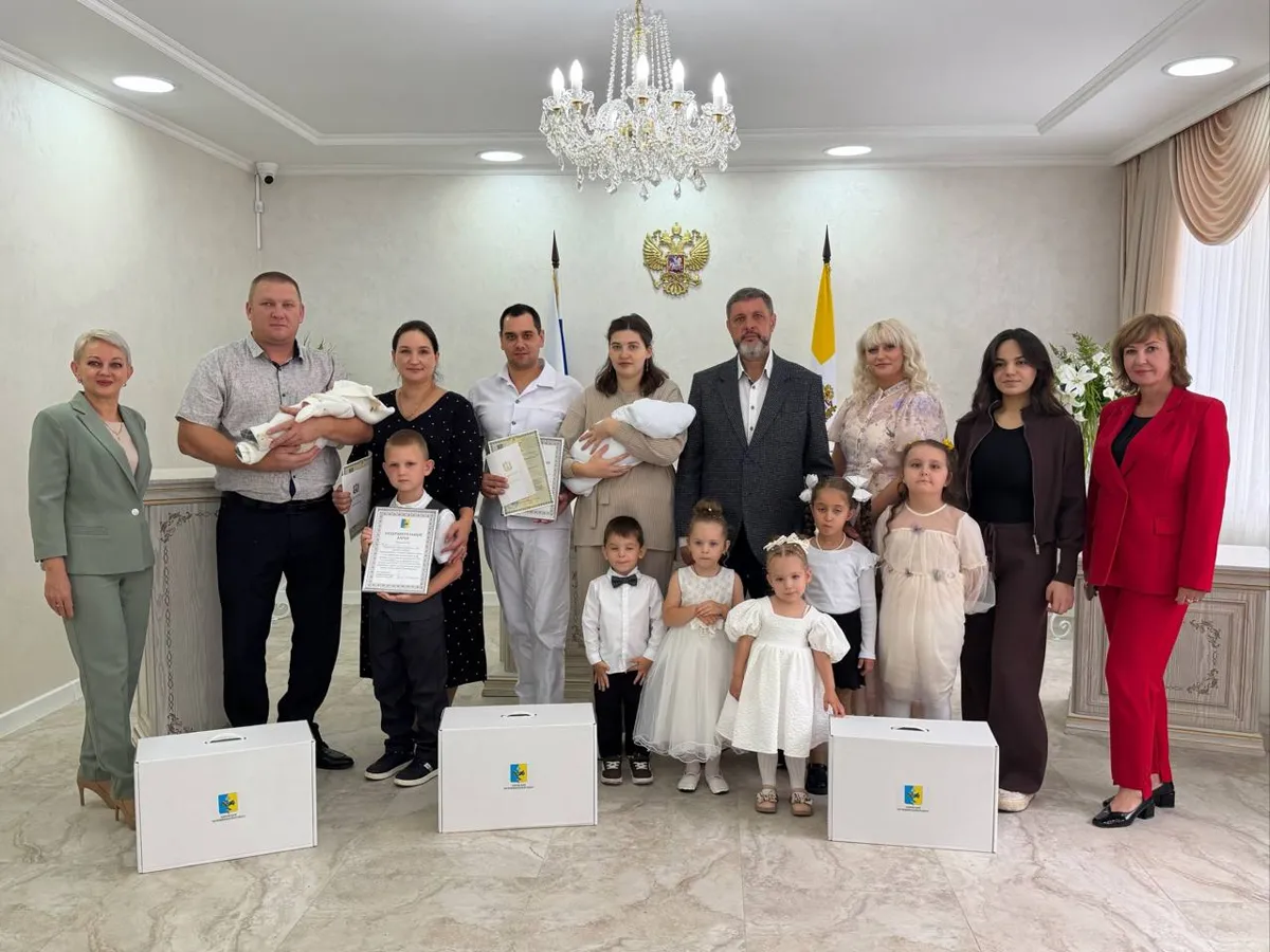 В Новопавловске вручили коробки для новорождённых трём семьям