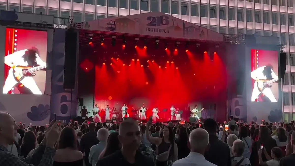 В Пятигорске на площади Ленина горожане хором пели под Sinteza Orchestra