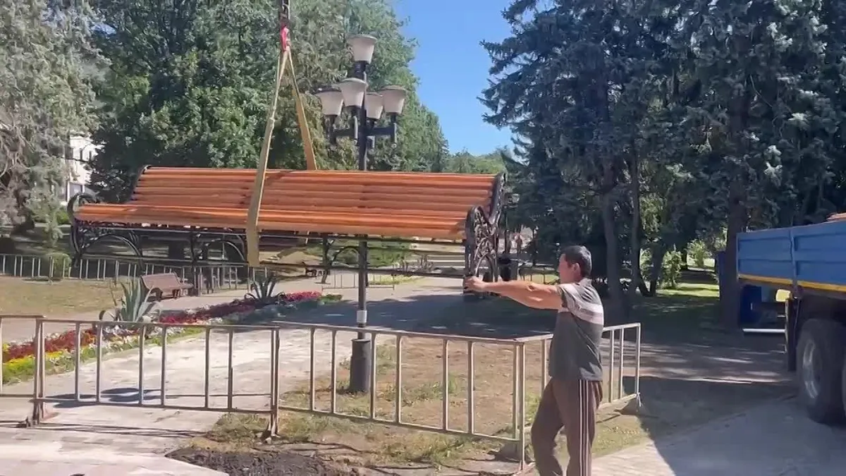 В Пятигорске на площади Ленина установили отреставрированные парковые диваны