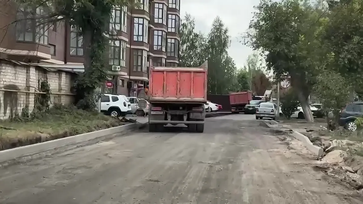 В Пятигорске на улице Козлова укладывают асфальт на участке от Комарова до Малыгина