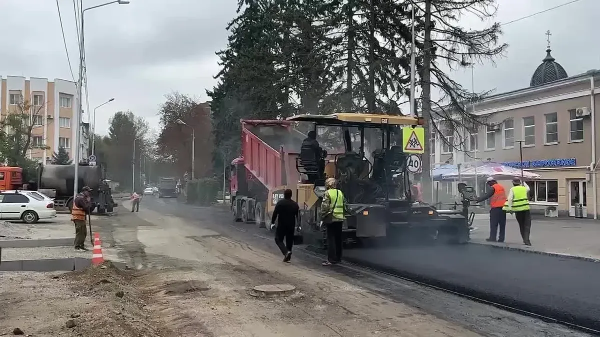 В Пятигорске на улице Козлова укладывают асфальт от Комарова до Малыгина