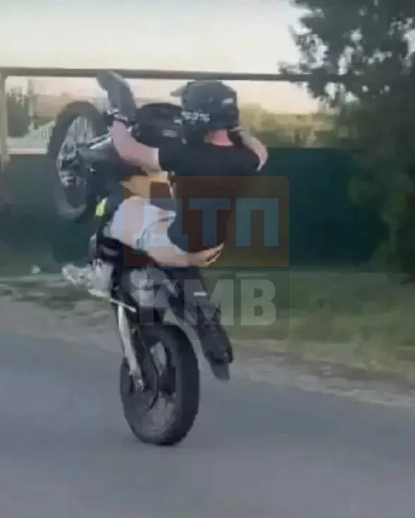 В селе Надежда задержали 17-летнего мотоциклиста за езду на заднем колесе