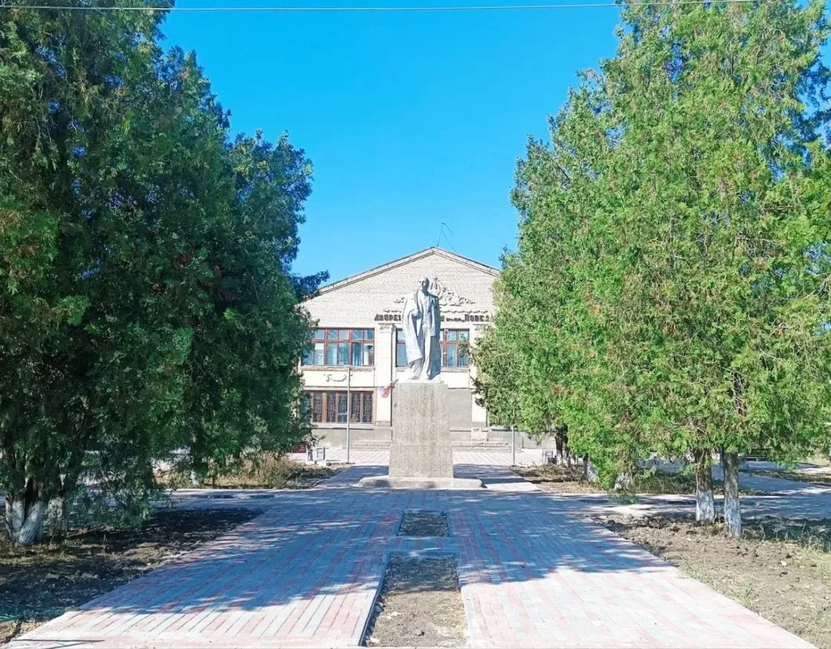 В селе Нижняя Александровка благоустроили территорию у Дома культуры