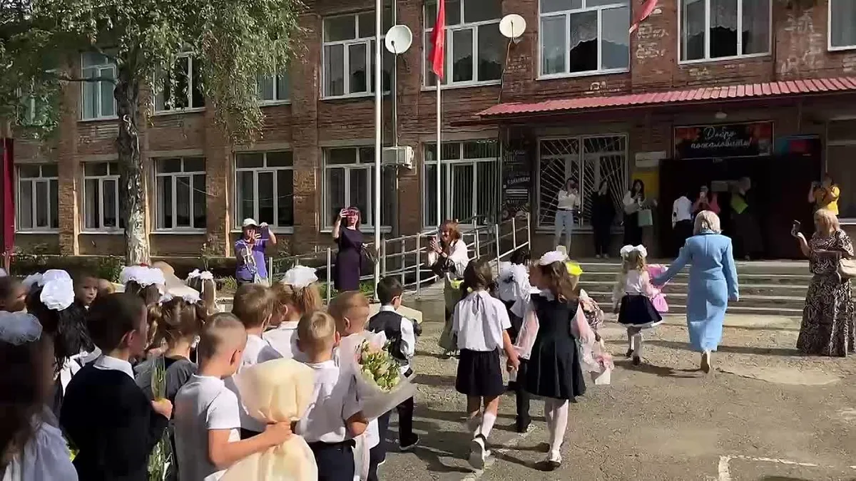 В школе №5 села Новоблагодарное за парты сели 426 учеников