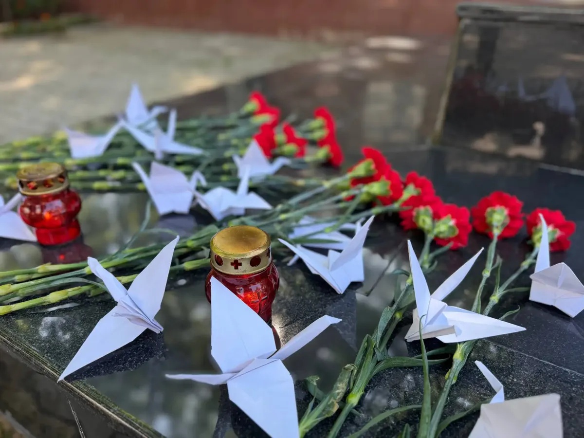 В Железноводске почтили память жертв Беслана у мемориала «Скорбящая мать»