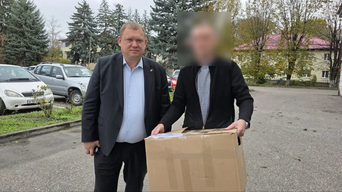 Глава передал бойцу с Херсонского направления FPV-дрон с аккумуляторами