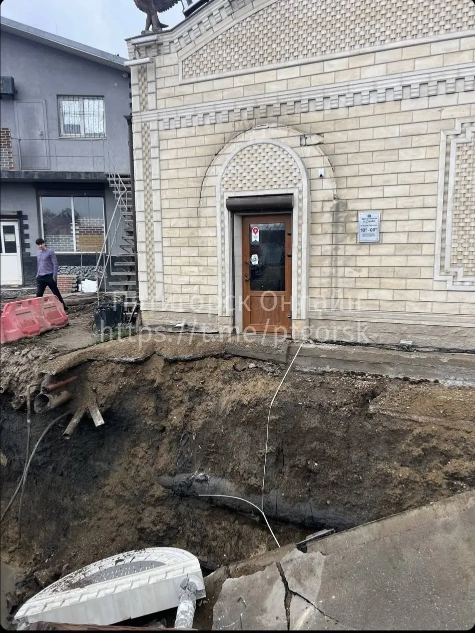 Копали под водопровод — в Пятигорске обрушилась часть входа в кафе