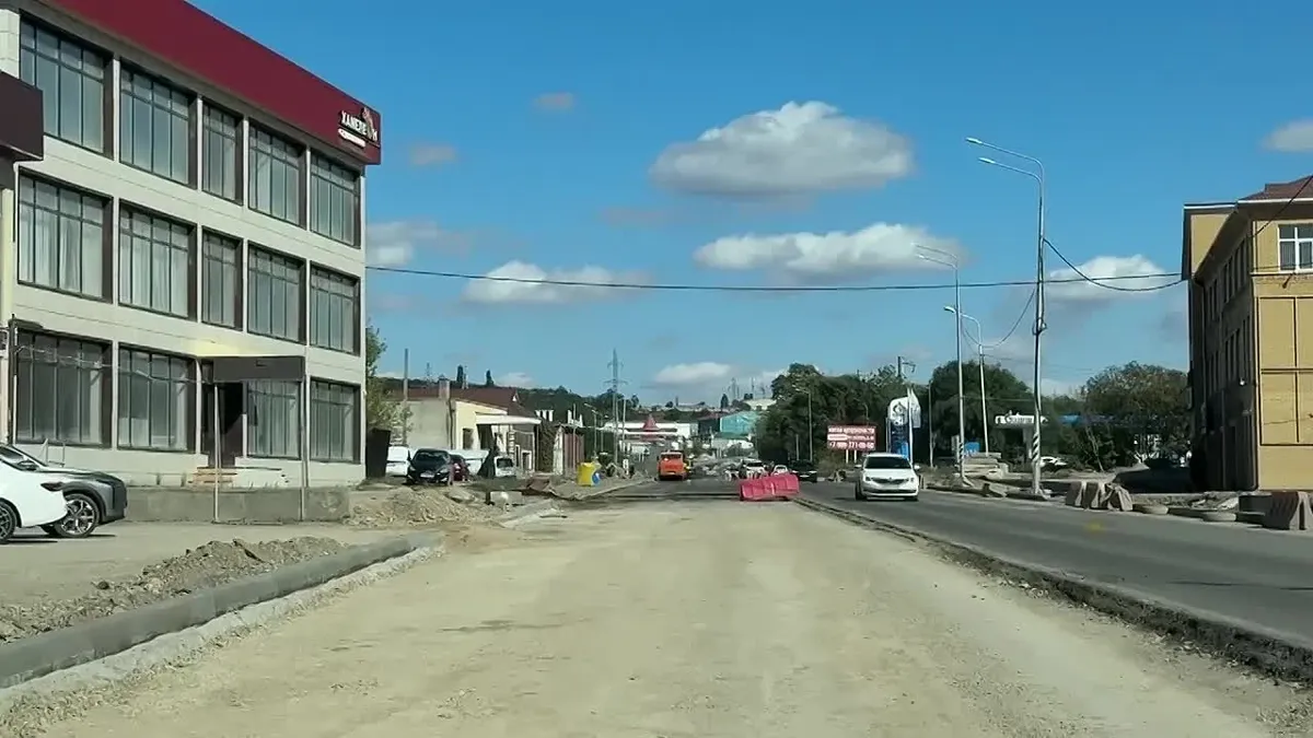 На Бештаугорском шоссе в Пятигорске укладывают асфальт и готовят к открытию путепровод