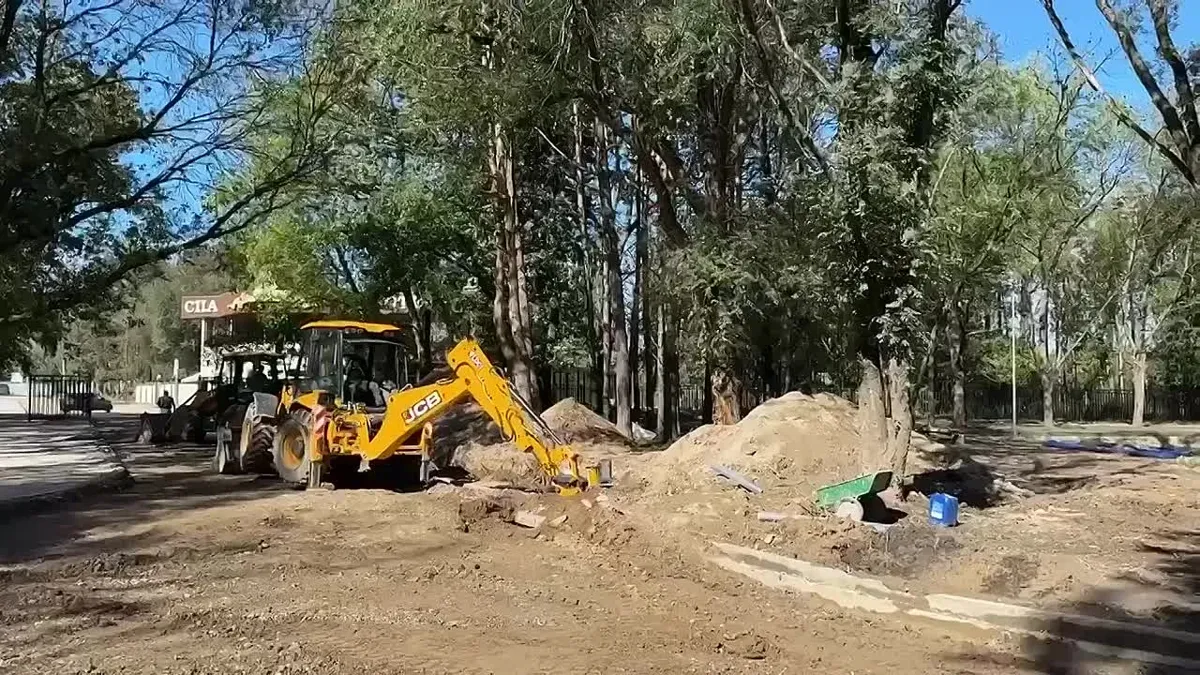 На Новопятигорском озере заливают бетон на скейт-парке и готовят пляж