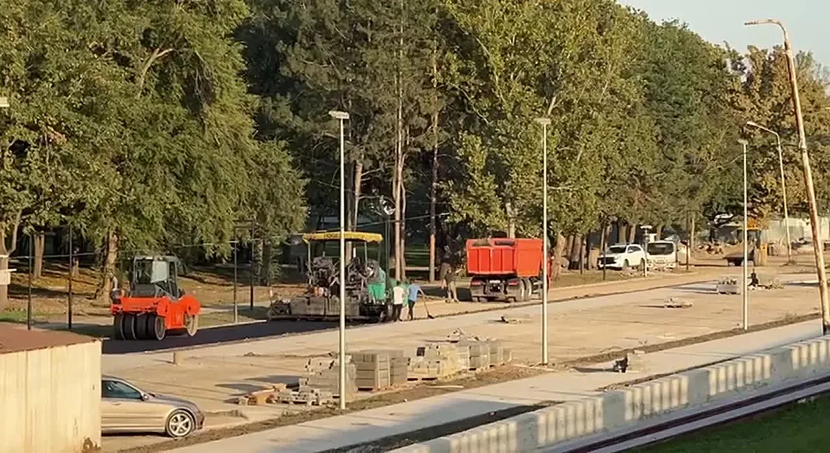 На Новопятигорском озере завершают укладку нижнего слоя асфальта внутренней дороги