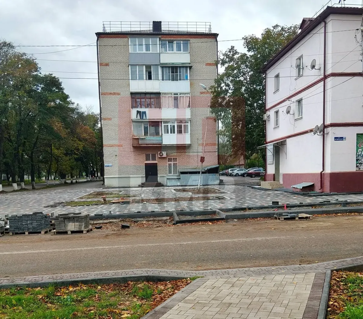 На углу Октябрьской и Лена клумбу украсил кривой столб