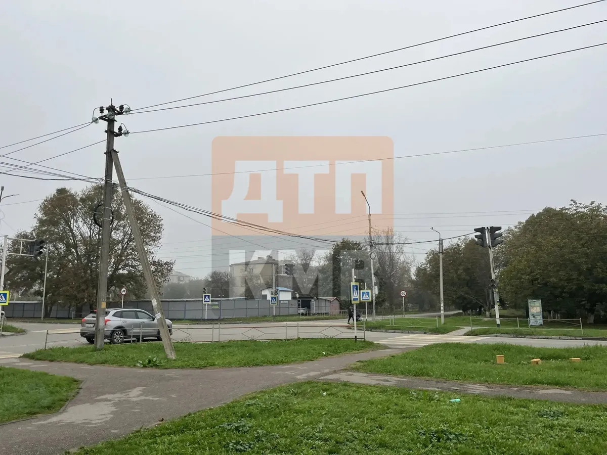 На улице Мира в Георгиевске светофор у школы сломался второй раз за месяц