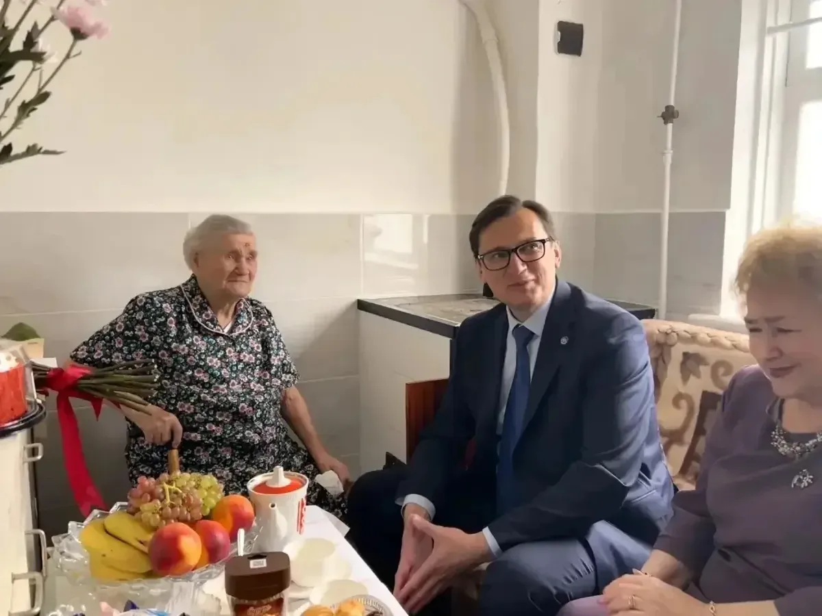 Поздравили со 100-летием труженицу тыла и передали поздравления от Президента России