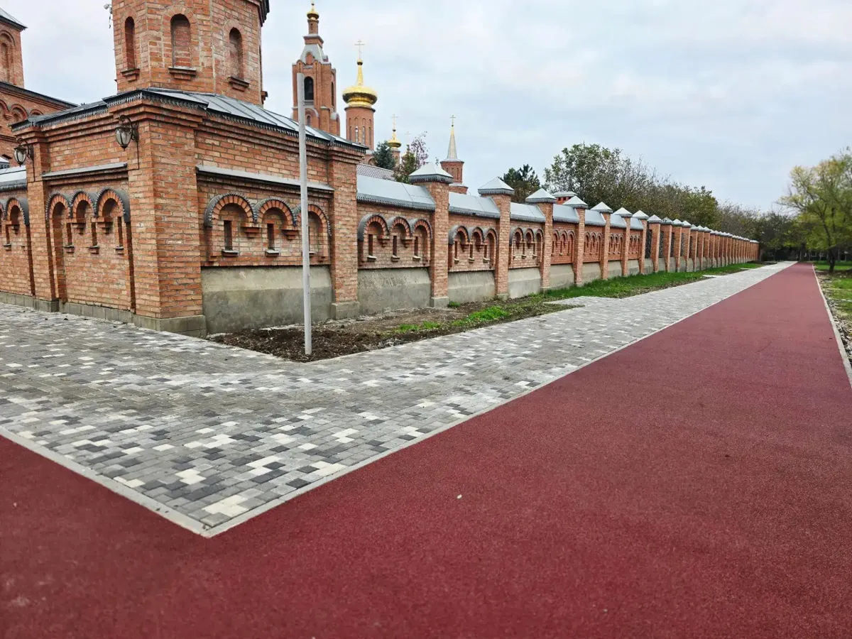 Так сейчас выглядит территория у Покровского Собора