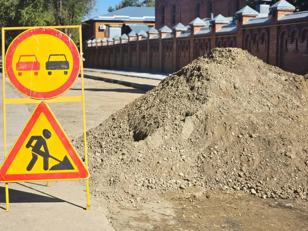 Территория у Покровского Собора постепенно преображается