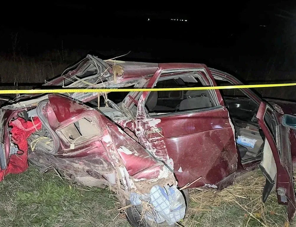 В Андроповском округе в результате наезда автомобиля на опору ЛЭП погиб человек ещё двое ранены