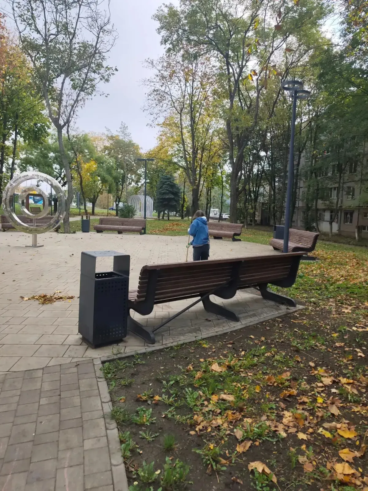 В Ессентуках дети раскидали мешки с листвой после субботника в сквере у ЗАГСа