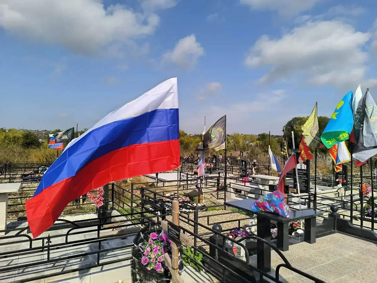 В Ессентуках на кладбище Франчиха обновили флаги на Аллее Героев
