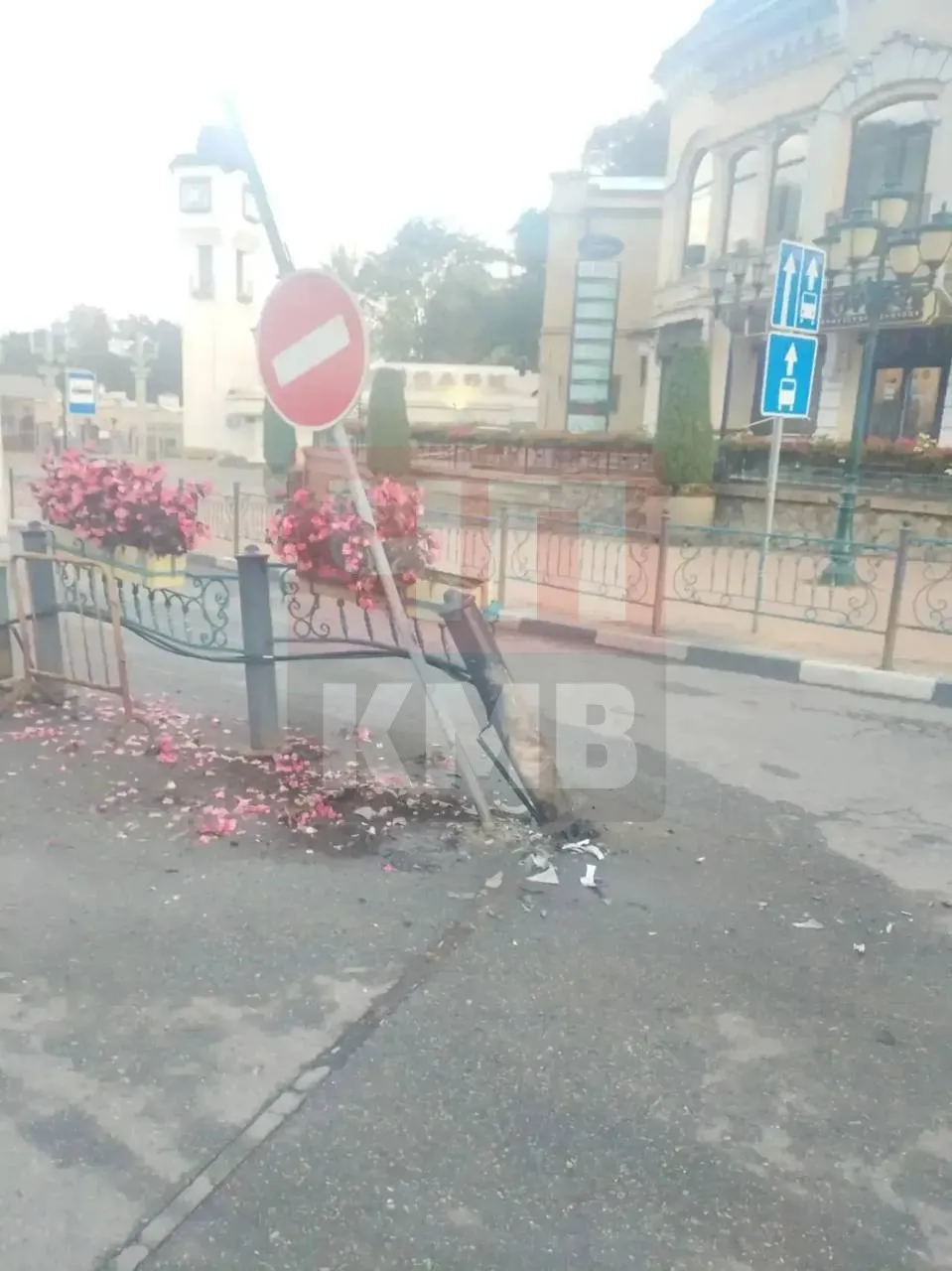 В Кисловодске лихач повредил объекты благоустройства на улице Вокзальной