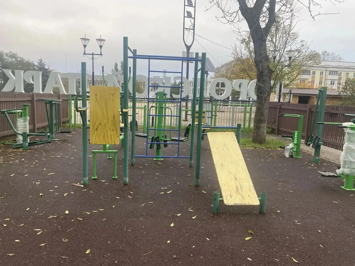 В Минеральных Водах на спортивной площадке обновляют тренажёрную зону