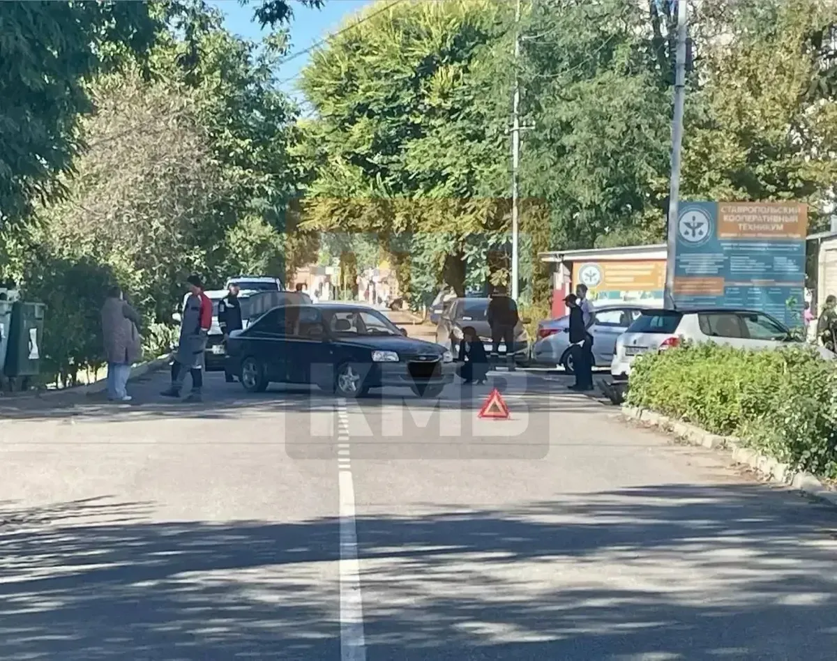 В Минводах двое на самокате попали под машину