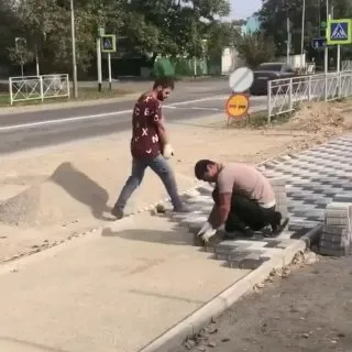 В Новопавловске на улице Гагарина укладывают тротуарную плитку
