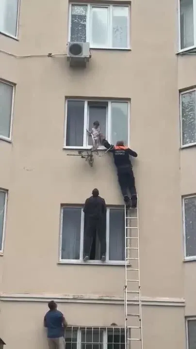 В Пятигорске спасатели вытащили из закрытой квартиры двух малышей