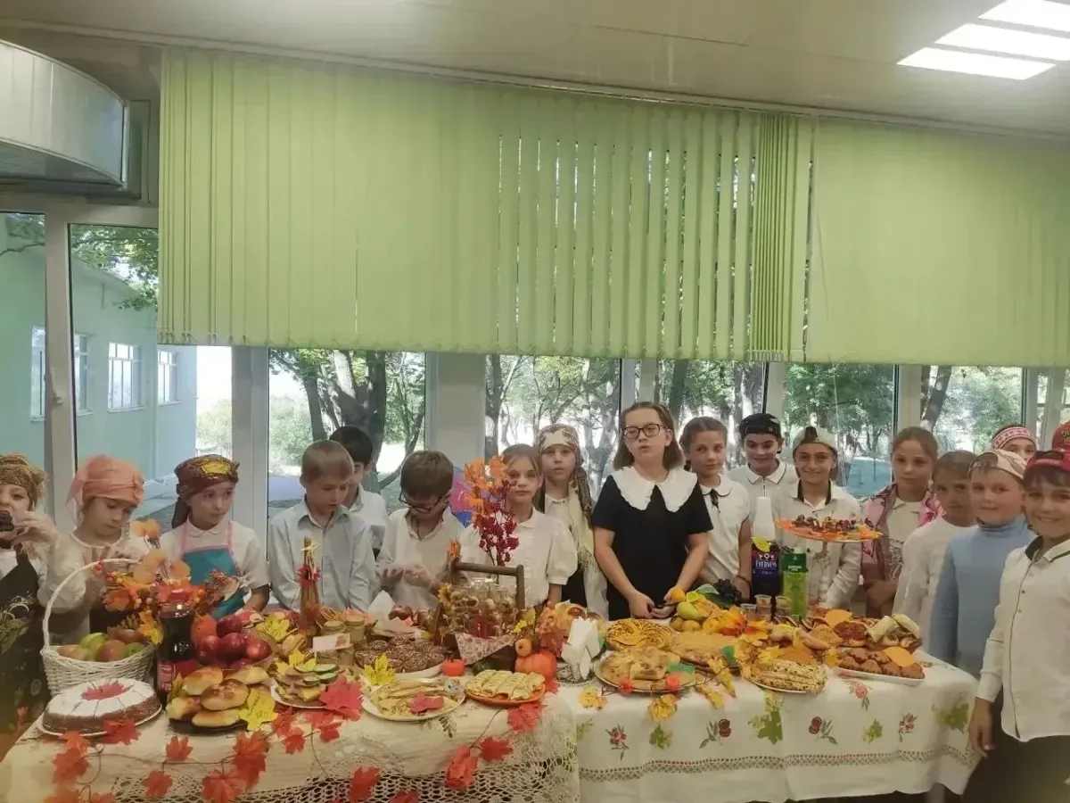 В школе № 16 хутора Быкогорка прошла осенняя ярмарка в помощь бойцам СВО