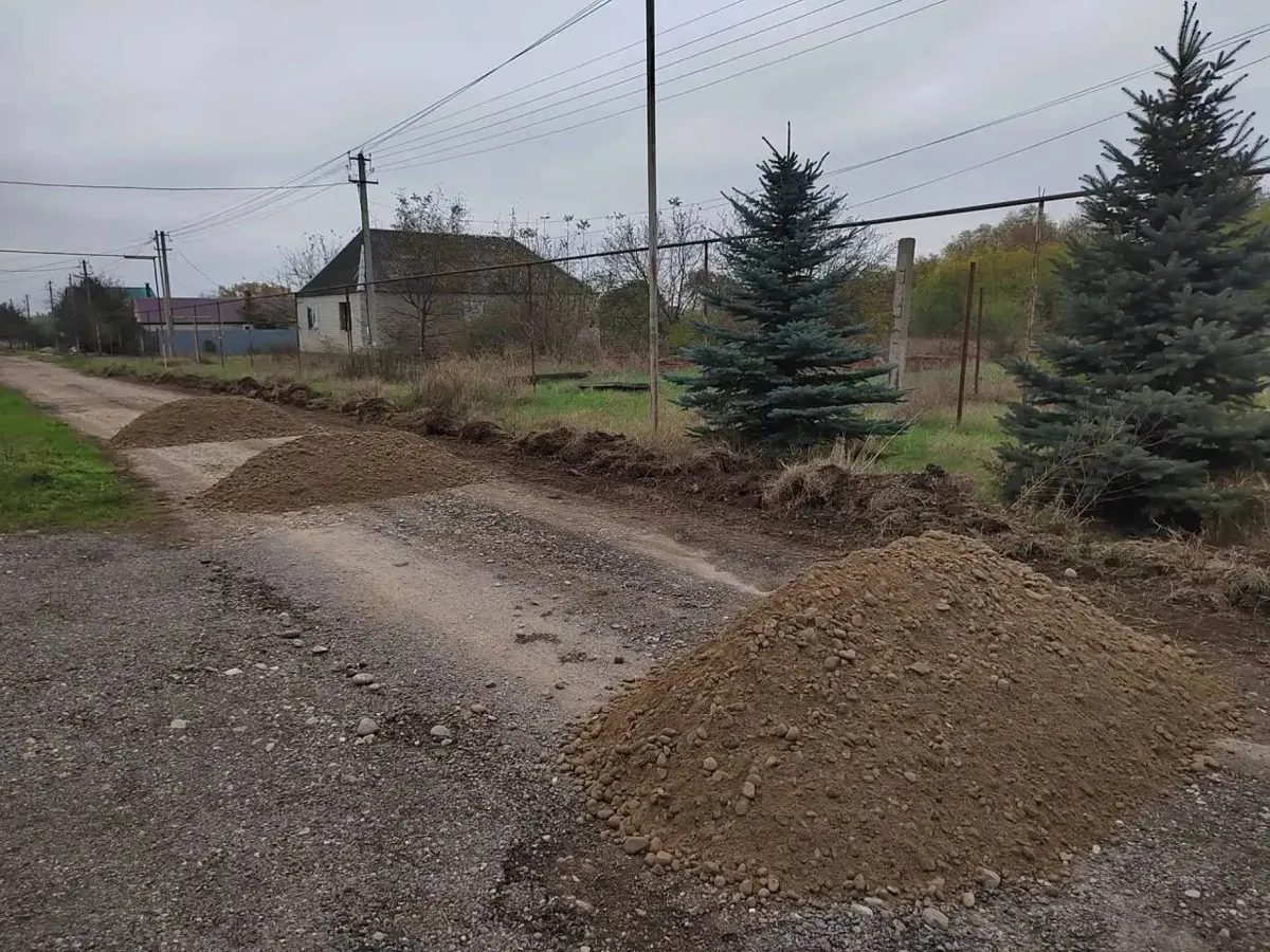 В станице Старопавловской ремонтируют гравийное покрытие на улице Молодёжной