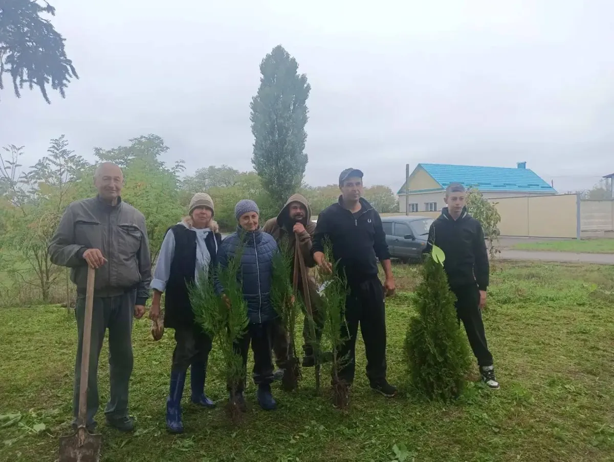 В станице Старопавловской высадили деревья у постамента «Танк»