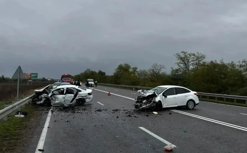 В встречном столкновении автомобилей в Георгиевском округе погиб водитель ещё два человека ранены