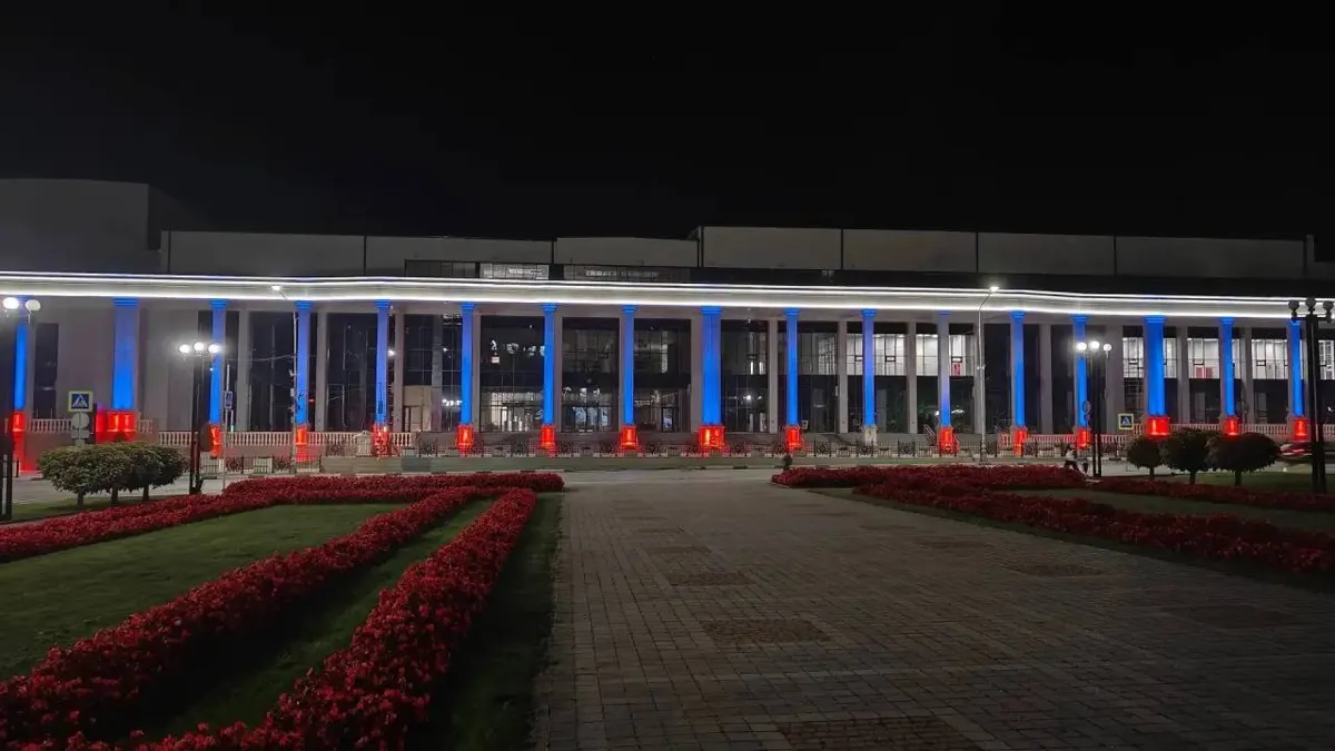 Вечерний объезд строек - настройка архитектурной подсветки нового Конгресс-центра «Россия»