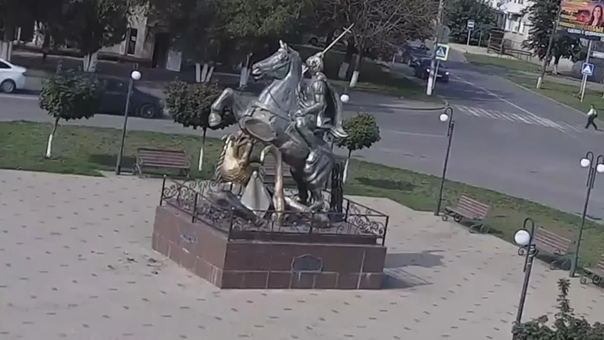 Вижу в соцсетях вопросы по поводу разрушения памятника Георгию Победоносцу на центральной площади округа