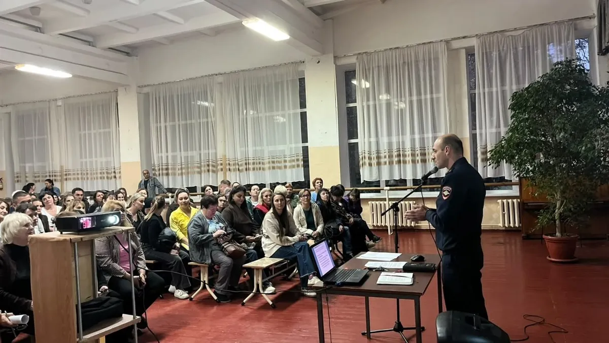 Железноводские полицейские провели профилактическую беседу в рамках общешкольного родительского собрания