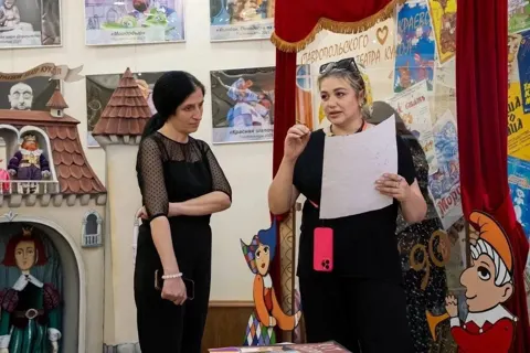 Инсталляция «Все мы вышли из гоголевской Шинели»