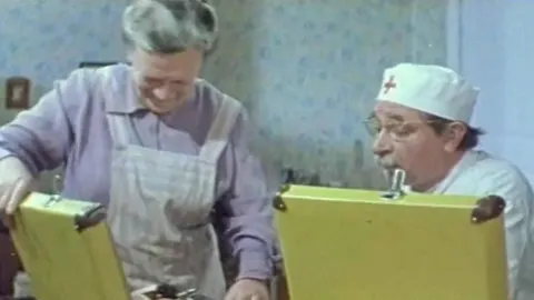 Просмотр сказки «Приключение желтого чемоданчика»