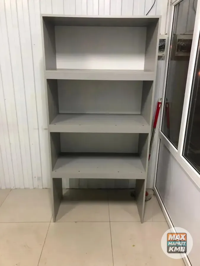 Четыре стеллажа для торговой точки