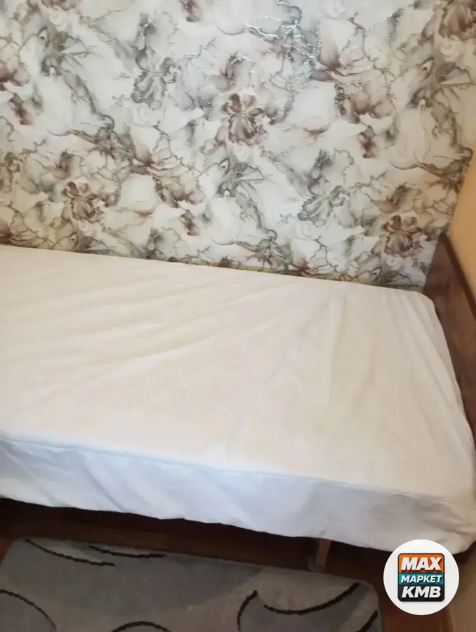 Кровать с матрасом и наматрасником