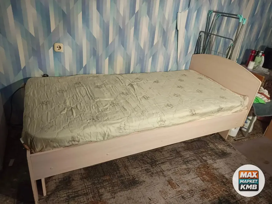 Кровать с матрасом